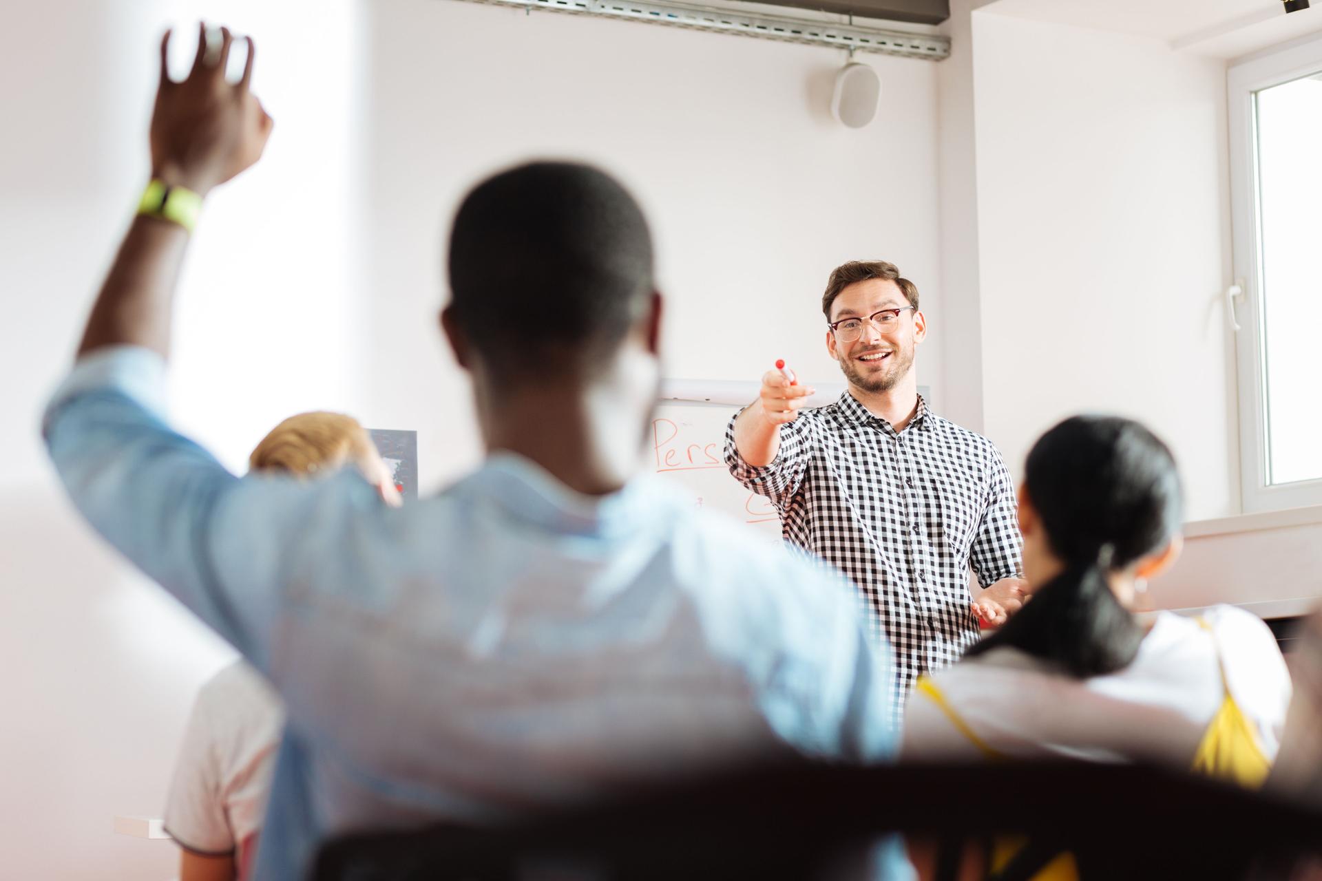 Haut-parleur positif pointant vers le jeune homme et le sourire lui