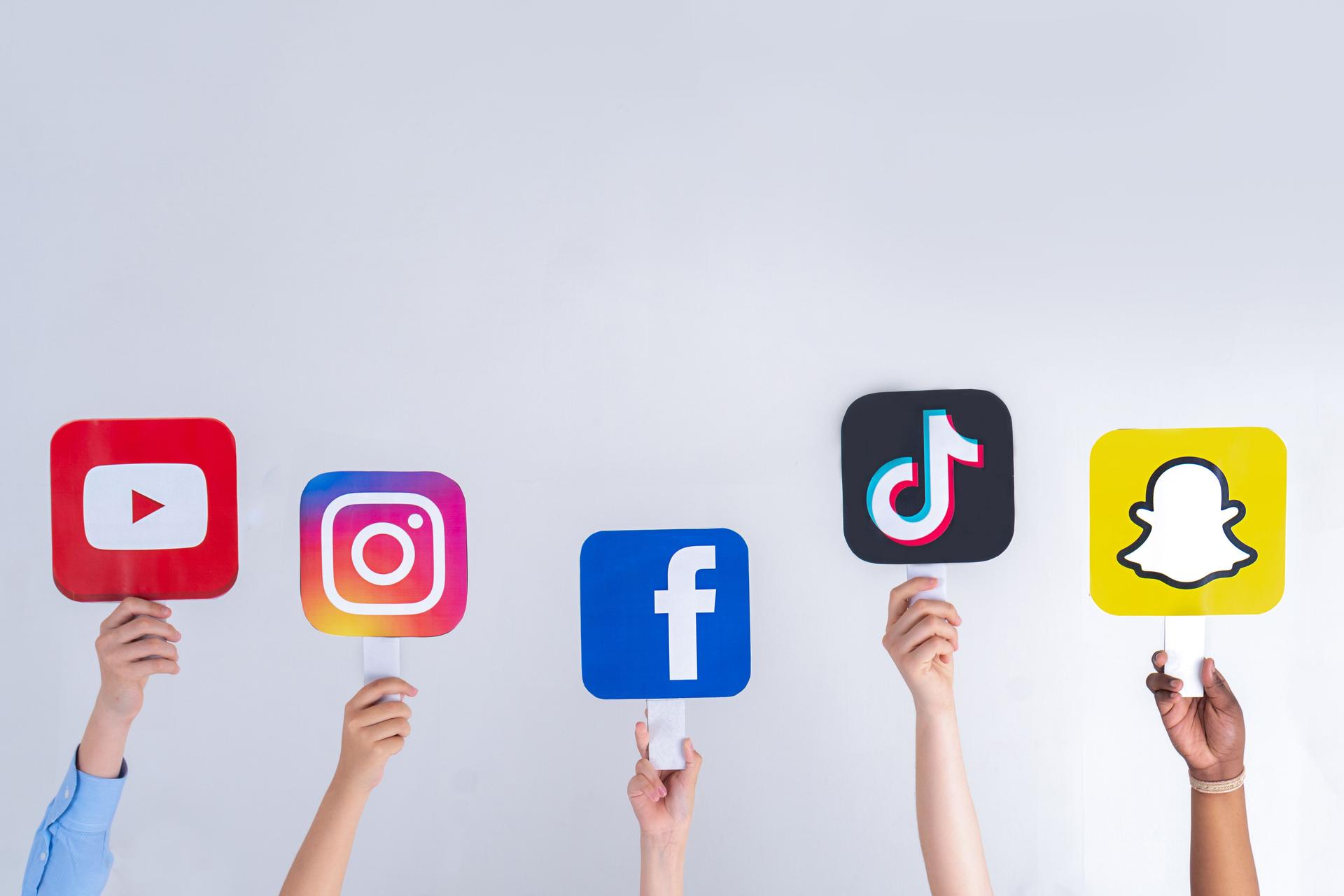 Les mains des adolescents tiennent des pancartes de médias sociaux dans leurs mains: Youtube, Snapchat, Instagram, Tiktok, Facebook. Adolescents accros aux nouvelles tendances technologiques - concept de jeunesse, technologie, social et amitié. Turquie, 