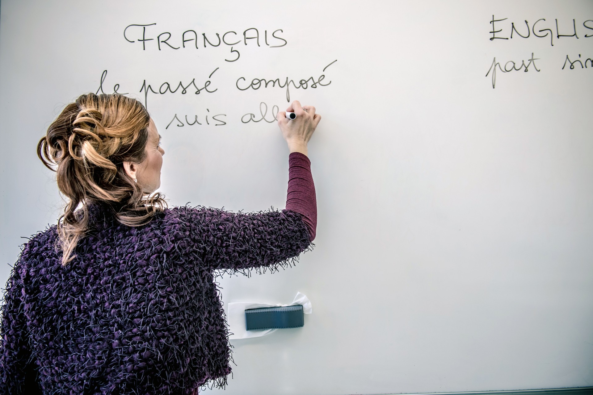 Belles Mature Français Anglais enseignant en violet dans la salle de classe, Europe