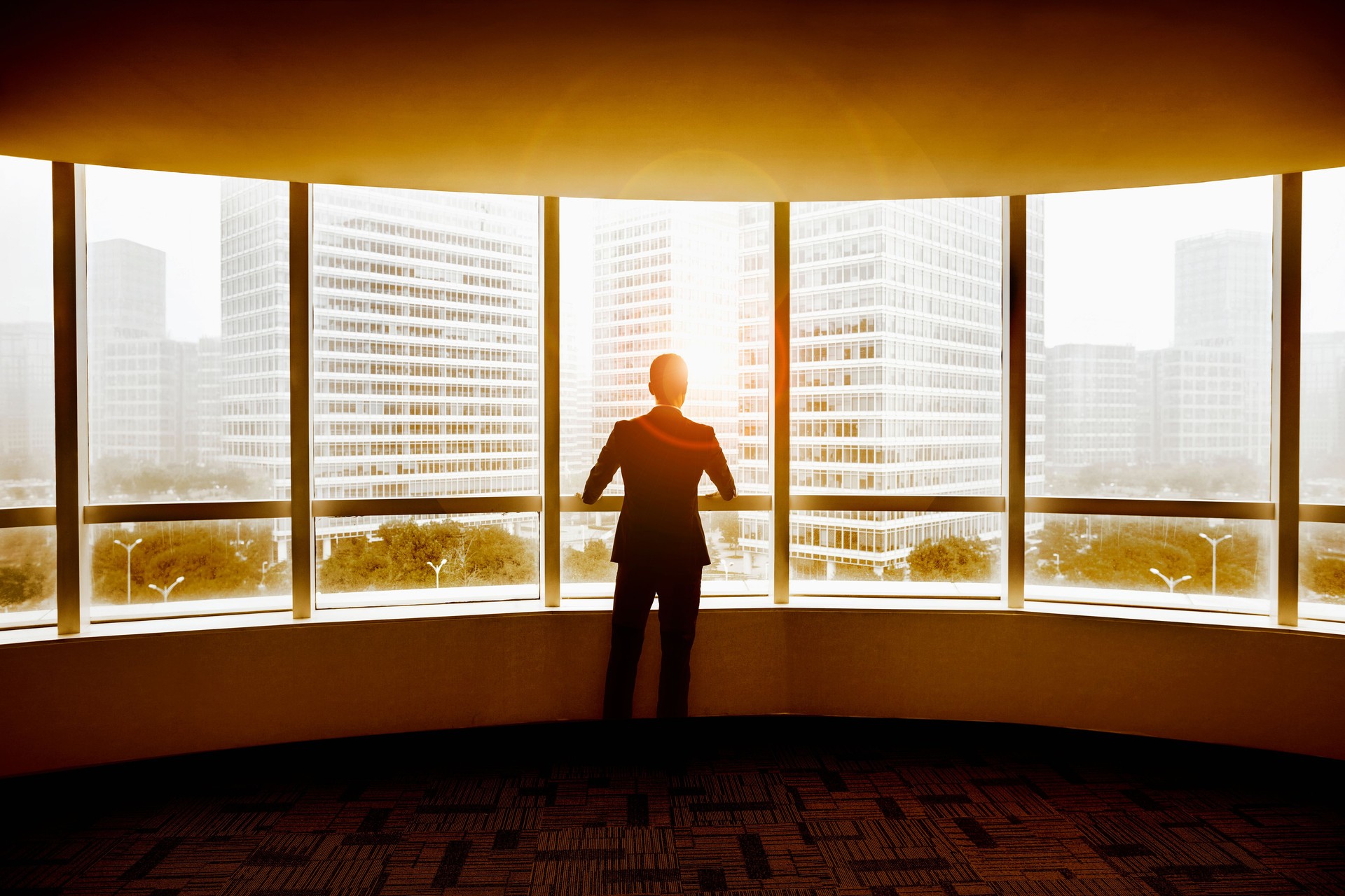 Homme d’affaires regardant la ville dans un bureau moderne